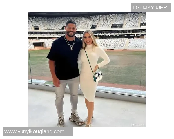 足球明星为妻子拍摄浪漫照片展现甜蜜生活瞬间引发网友热议